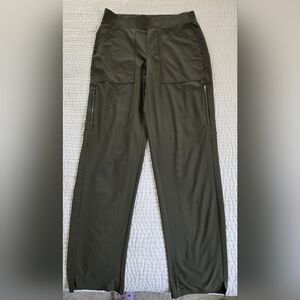 EUC Athleta Brooklyn Mid Rise Ankle Utility Pant - Color Aspen Olive - Size 6T